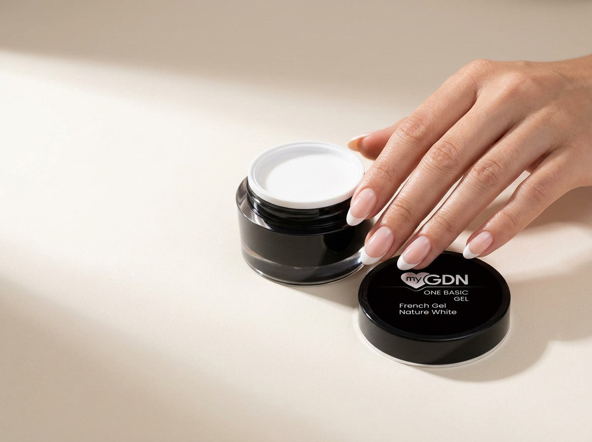 Hand mit French Maniküre und French Gel Nature White