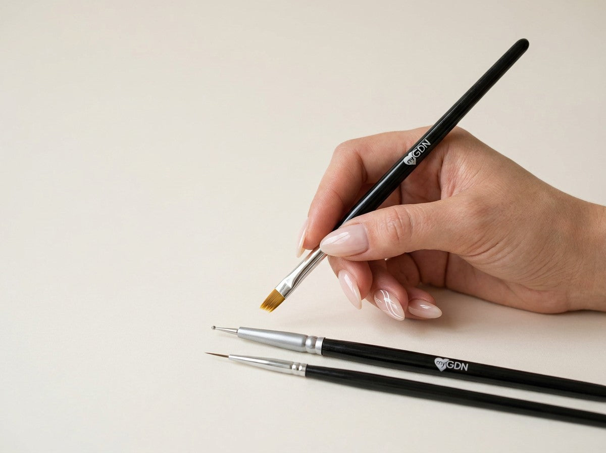Hand malt mit Nailart-Pinsel, daneben Liner und Dotting Tool
