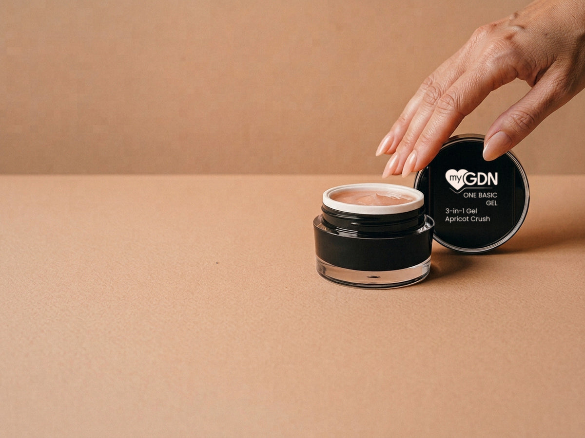 Offener Tiegel 3-in-1 Gel Apricot Crush, Hand hält den angelehnten Deckel