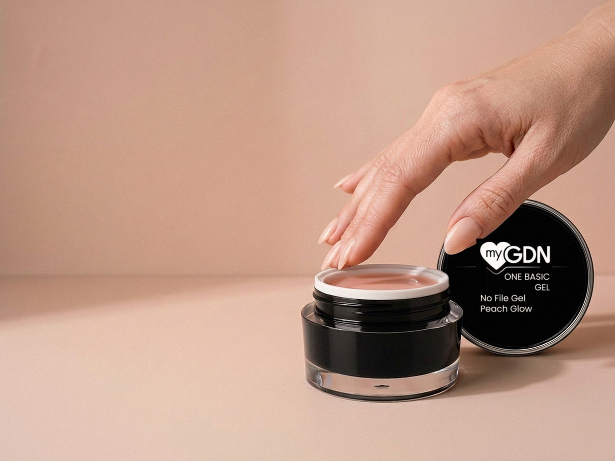 Finger am Rand eines offenen Tiegels No File Gel Peach Glow, Deckel angelehnt