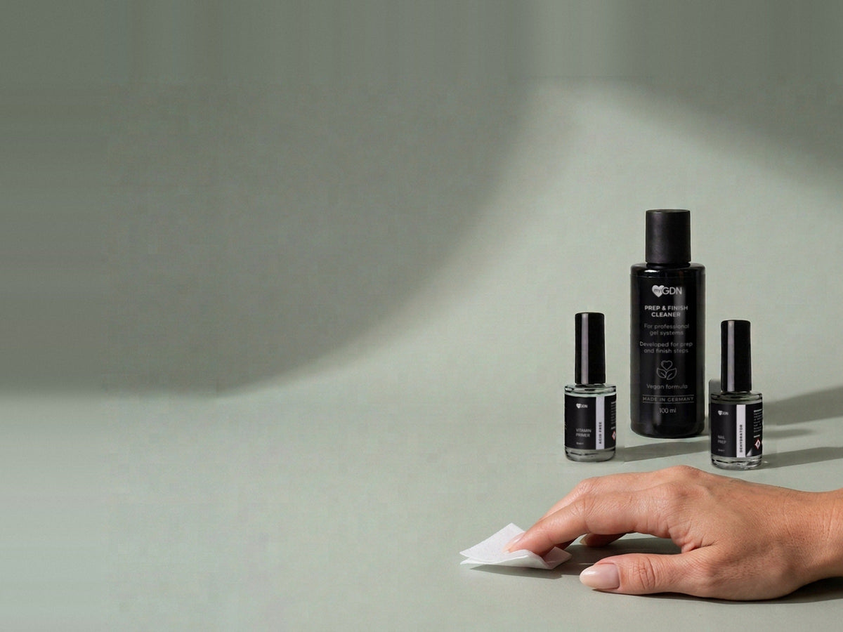 Prep & Finish Cleaner, Vitamin Primer und Nail Prep, Hand mit Zellette