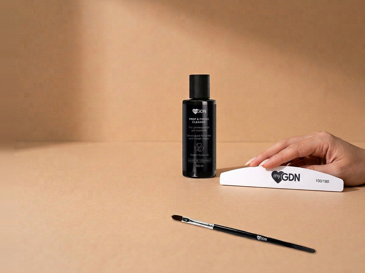 Prep & Finish Cleaner, Bufferfeile unter der Hand und Gelpinsel auf Sand