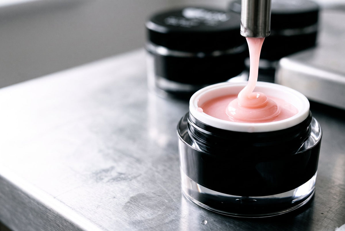 Rosé Gel wird in einen Tiegel gefüllt